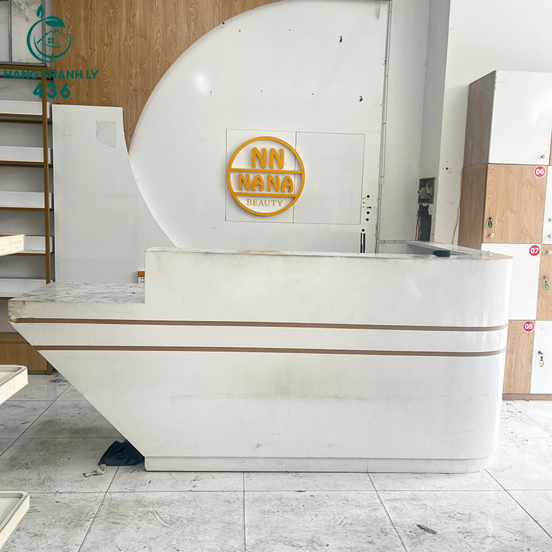 Quầy Lễ Tân Cũ Màu Trắng Bo Cong Sang Trọng quay-le-tan-cu-mau-trang-bo-cong-sang-trong-1 Quầy Lễ Tân Cũ Màu Trắng Bo Cong Sang Trọng