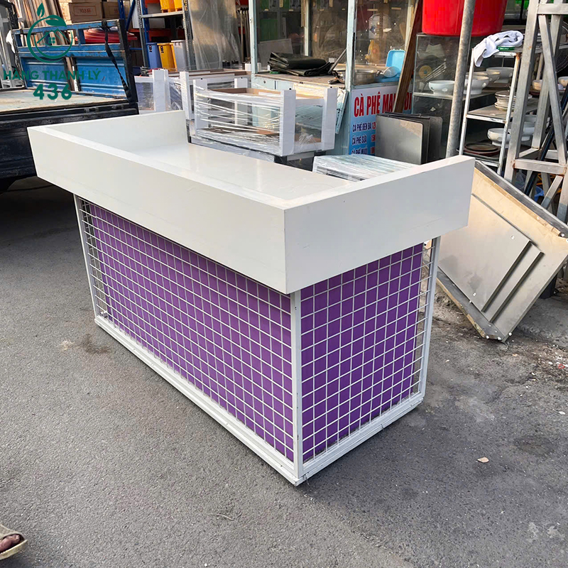 Quầy Thu Ngân Cũ 1M6X70CMX90CM Thiết Kế Phối Màu Trắng Tím quay-thu-ngan-cu-1m6x70cmx90cm-thiet-ke-phoi-mau-trang-tim-2 Quầy Thu Ngân Cũ 1M6X70CMX90CM Thiết Kế Phối Màu Trắng Tím