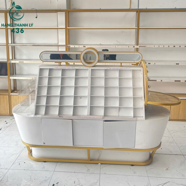 quay trung bay my pham cu dang cong sang trong 1