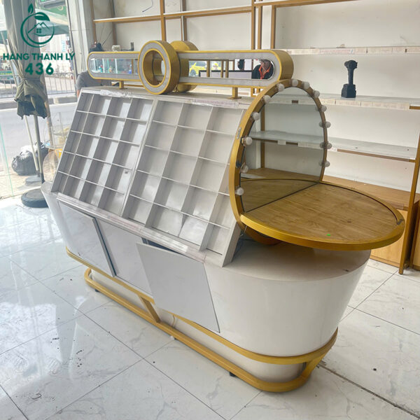 quay trung bay my pham cu dang cong sang trong 2