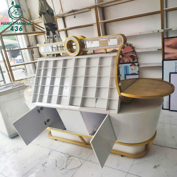 quay trung bay my pham cu dang cong sang trong 4