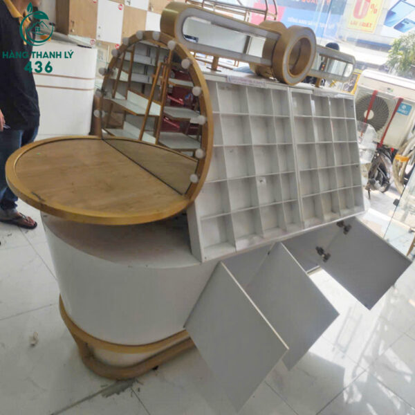 quay trung bay my pham cu dang cong sang trong 5