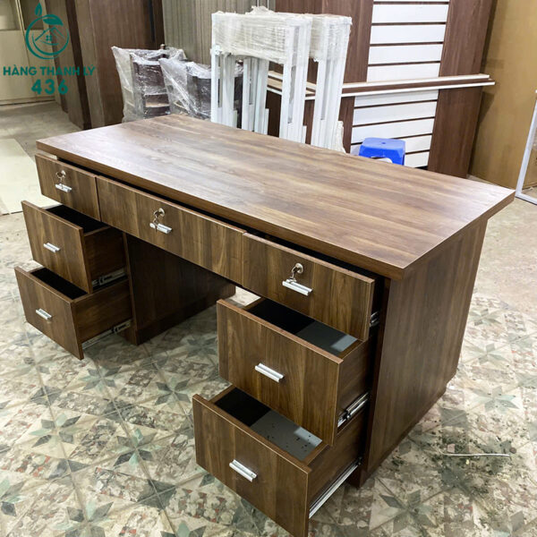 thanh ly ban lam viec nhieu ngan keo go mau nau moi 99 1