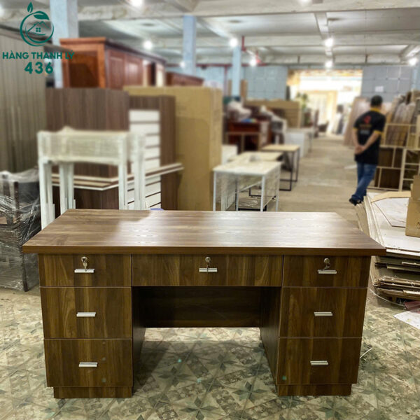 thanh ly ban lam viec nhieu ngan keo go mau nau moi 99 3