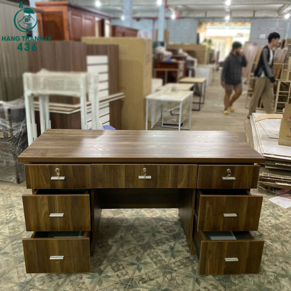 thanh ly ban lam viec nhieu ngan keo go mau nau moi 99 4