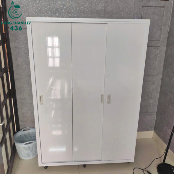 tu quan ao cu canh lua mau trang gon gang 1