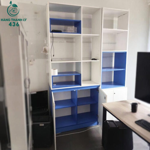 tu trung bay cu 1m3x2m4x40cm phoi mau xanh trang nhieu ngan ke 1