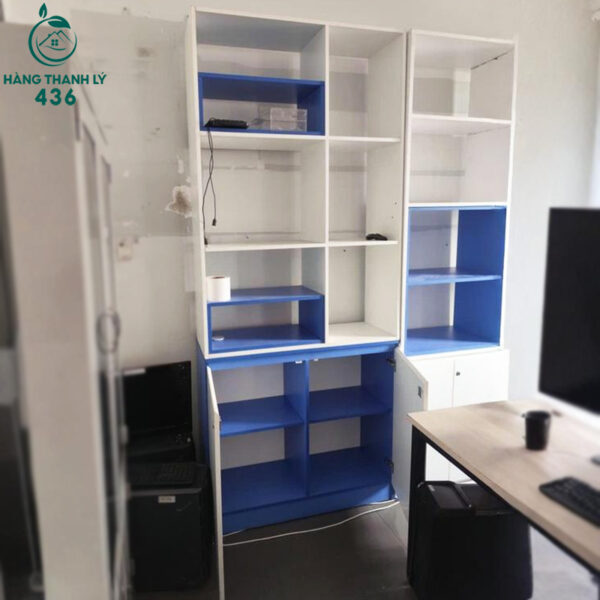 tu trung bay cu 1m3x2m4x40cm phoi mau xanh trang nhieu ngan ke 1