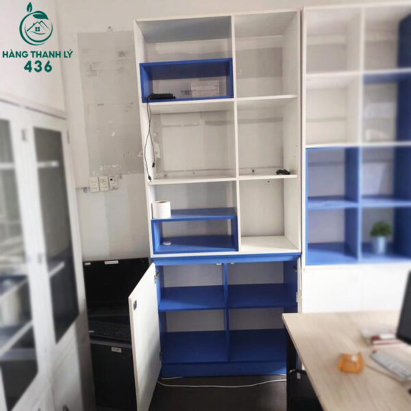 tu trung bay cu 1m3x2m4x40cm phoi mau xanh trang nhieu ngan ke 2