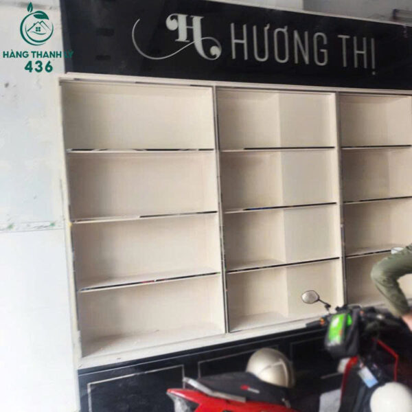 tu trung bay cu 3m1x48cmx3m10 mau den trang nhieu ngan 1