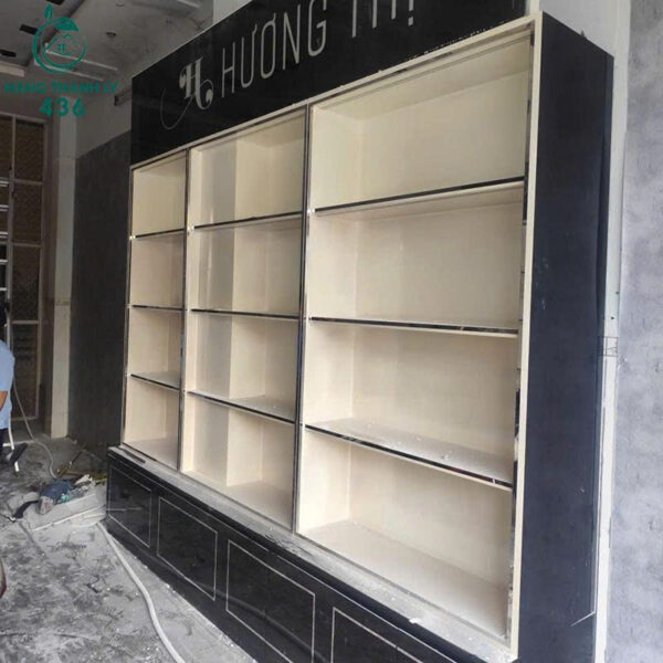 tu trung bay cu 3m1x48cmx3m10 mau den trang nhieu ngan 2