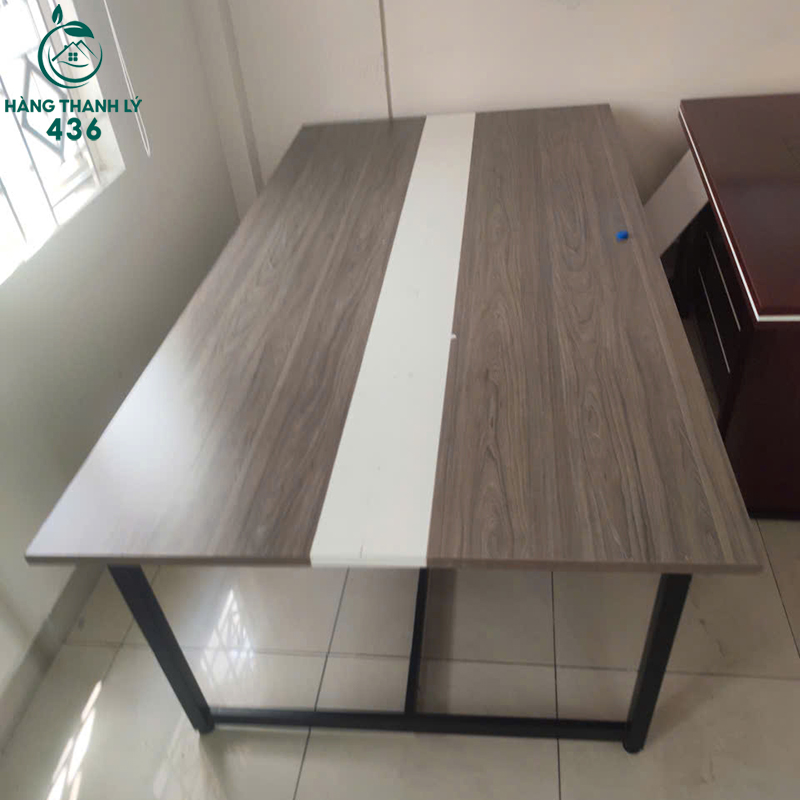 Bàn Họp Cũ 1M2X2M4X75CM Chân Sắt Mặt Gỗ Phối Sọc Trắng ban-hop-cu-1m2x2m4x75cm-chan-sat-mat-go-phoi-soc-trang-1 Bàn Họp Cũ 1M2X2M4X75CM Chân Sắt Mặt Gỗ Phối Sọc Trắng