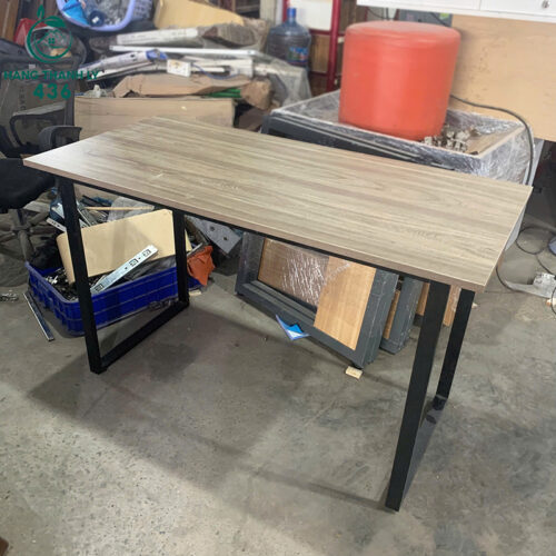 Bàn Làm Việc Cũ 1M2X59CM Vân Gỗ Nâu Chân Sắt Chữ U 4 ban lam viec cu 1m2x59cm van go nau chan sat chu u 1