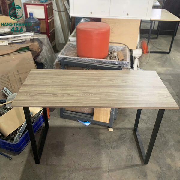 ban-lam-viec-cu-1m2x59cm-van-go-nau-chan-sat-chu-u (2) ban lam viec cu 1m2x59cm van go nau chan sat chu u 2