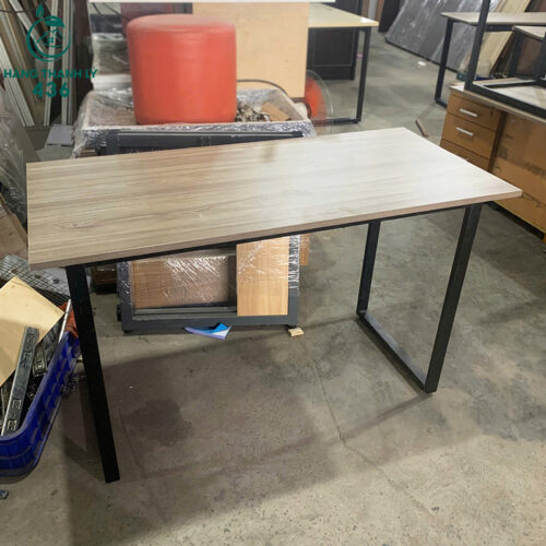 Bàn Làm Việc Cũ 1M2X59CM Vân Gỗ Nâu Chân Sắt Chữ U 3 ban lam viec cu 1m2x59cm van go nau chan sat chu u 3