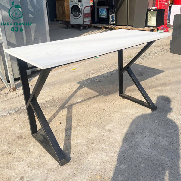 ban lam viec cu 1m2x60cm chan sat chu k mat go mau trang 1