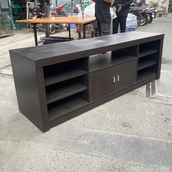 ke tivi cu 1m8x50cmx62cm co hoc tu o giua mau van go 2