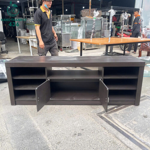 ke tivi cu 1m8x50cmx62cm co hoc tu o giua mau van go 3