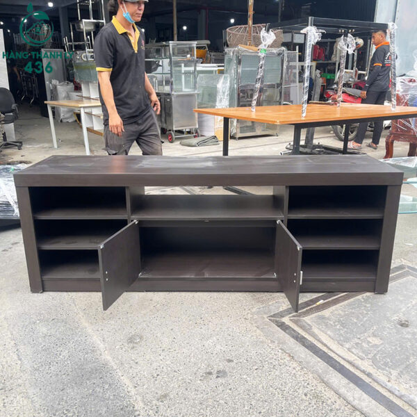 ke tivi cu 1m8x50cmx62cm co hoc tu o giua mau van go 3