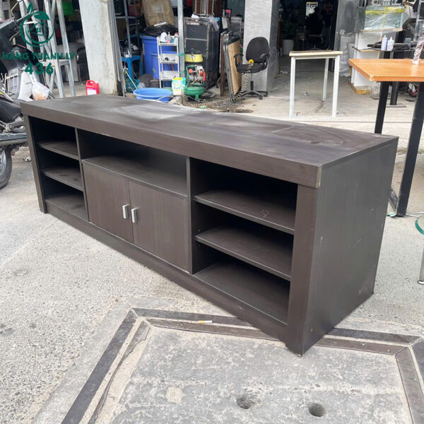 ke tivi cu 1m8x50cmx62cm co hoc tu o giua mau van go 5