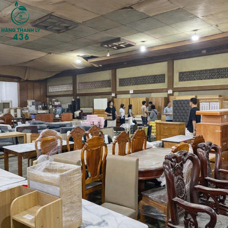 khach-dang-xem-va-lua-chon-tu-quan-ao-tai-kho-hang-thanh-ly-436 Không Khí Mua Sắm Cuối Năm Tại Hàng Thanh Lý 436 Nhộn Nhịp Từng Ngày