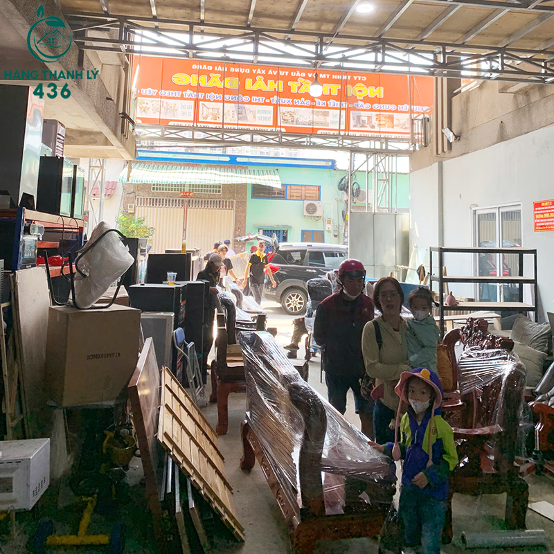 khach-den-xem-va-chon-mua-noi-that-truc-tiep-cung-gia-dinh-tai-hang-thanh-ly-436-1 Không Khí Mua Sắm Cuối Năm Tại Hàng Thanh Lý 436 Nhộn Nhịp Từng Ngày