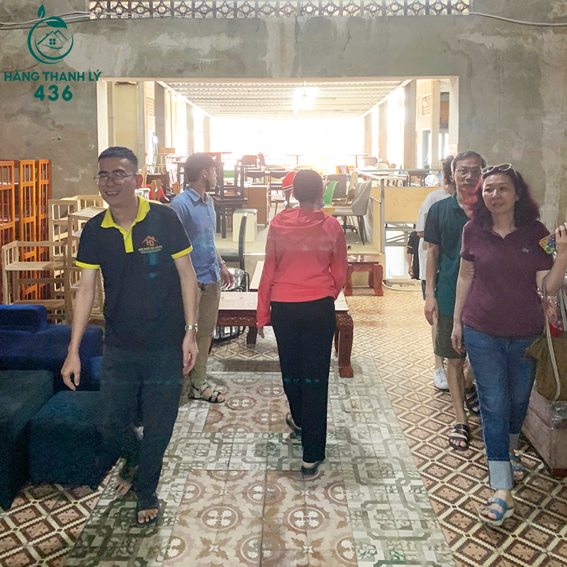 khach-den-xem-va-chon-mua-noi-that-truc-tiep-cung-gia-dinh-tai-hang-thanh-ly-436-2 Không Khí Mua Sắm Cuối Năm Tại Hàng Thanh Lý 436 Nhộn Nhịp Từng Ngày