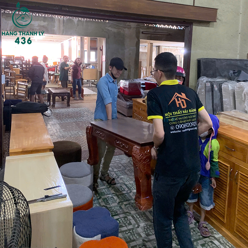 khach-den-xem-va-chon-mua-noi-that-truc-tiep-cung-gia-dinh-tai-hang-thanh-ly-436 Không Khí Mua Sắm Cuối Năm Tại Hàng Thanh Lý 436 Nhộn Nhịp Từng Ngày