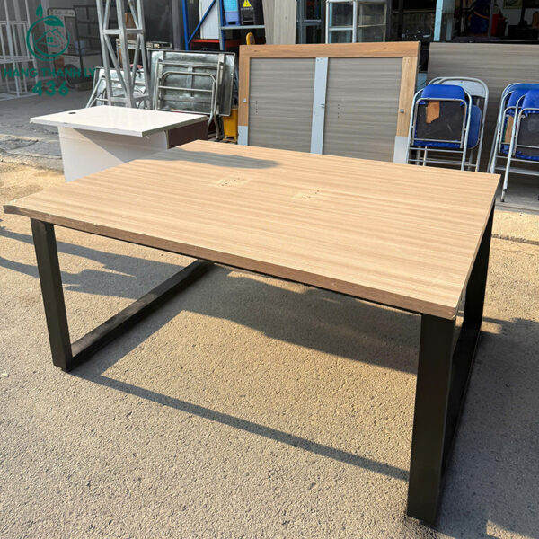 ban-hop-van-phong-cu-1m2x1m6-khung-sat-mat-van-go (1) ban hop van phong cu 1m2x1m6 khung sat mat van go 1