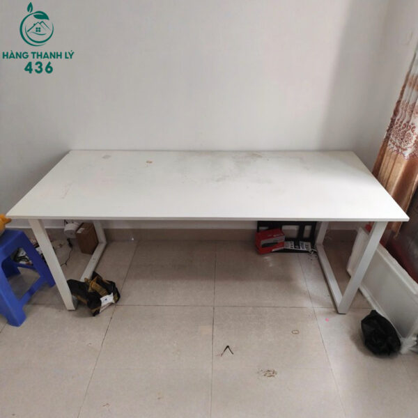 ban-lam-viec-cu-1m8x70cm-chan-sat-mau-trang (1) ban lam viec cu 1m8x70cm chan sat mau trang 1