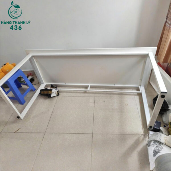 ban-lam-viec-cu-1m8x70cm-chan-sat-mau-trang (3) ban lam viec cu 1m8x70cm chan sat mau trang 3