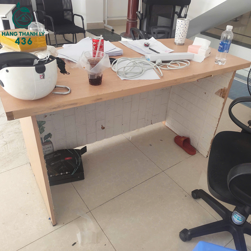 Bàn Làm Việc Cũ Màu Vàng Kem Mặt Gỗ Cong ban-lam-viec-cu-mau-vang-kem-mat-go-cong-1 Bàn Làm Việc Cũ Màu Vàng Kem Mặt Gỗ Cong