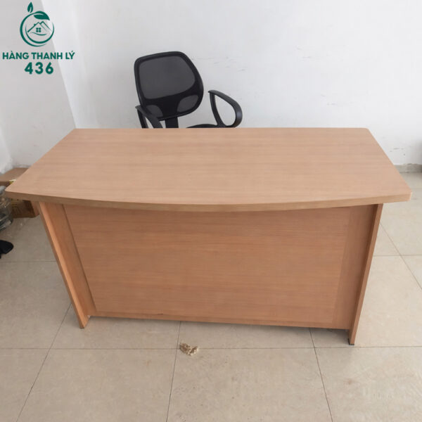 ban lam viec cu mau vang kem mat go cong 2 1