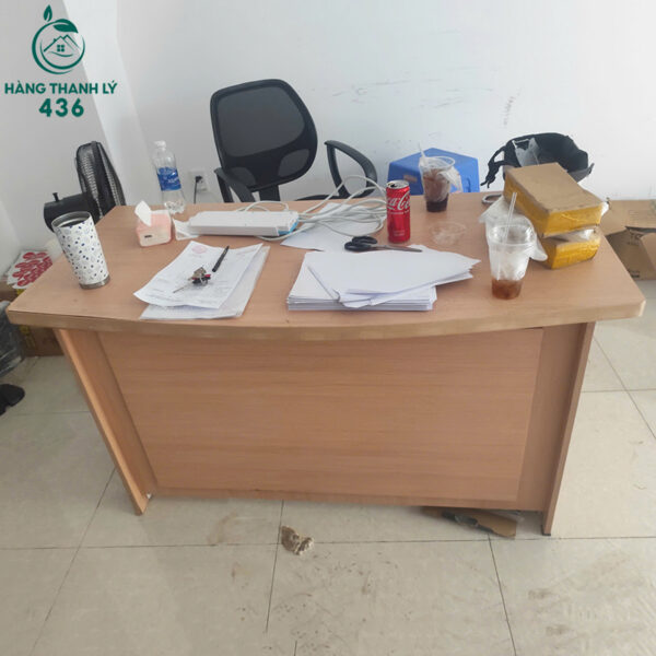 ban-lam-viec-cu-mau-vang-kem-mat-go-cong (2) ban lam viec cu mau vang kem mat go cong 2