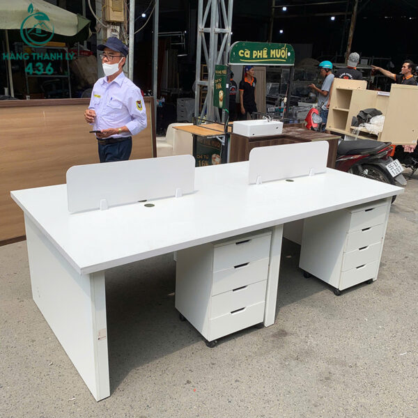 ban nhan vien cu 2m4x1m2 co vach ngan kem hoc tu 1