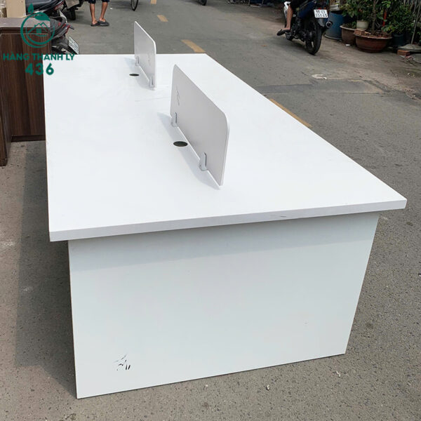 ban nhan vien cu 2m4x1m2 co vach ngan kem hoc tu 2