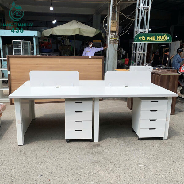 ban nhan vien cu 2m4x1m2 co vach ngan kem hoc tu 4