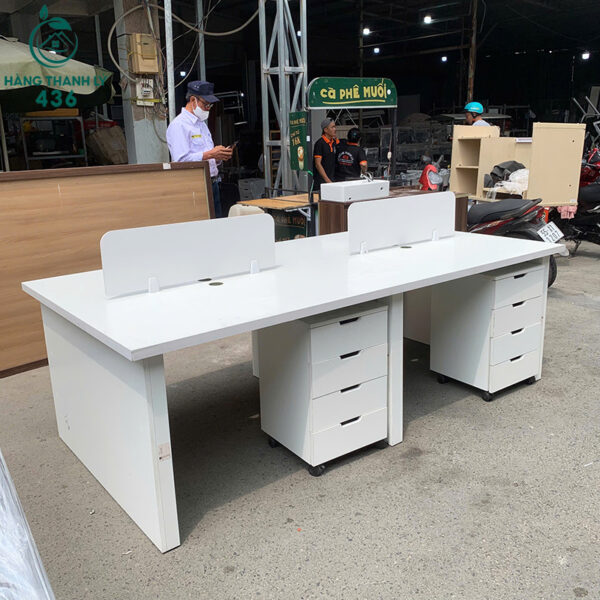 ban nhan vien cu 2m4x1m2 co vach ngan kem hoc tu 5