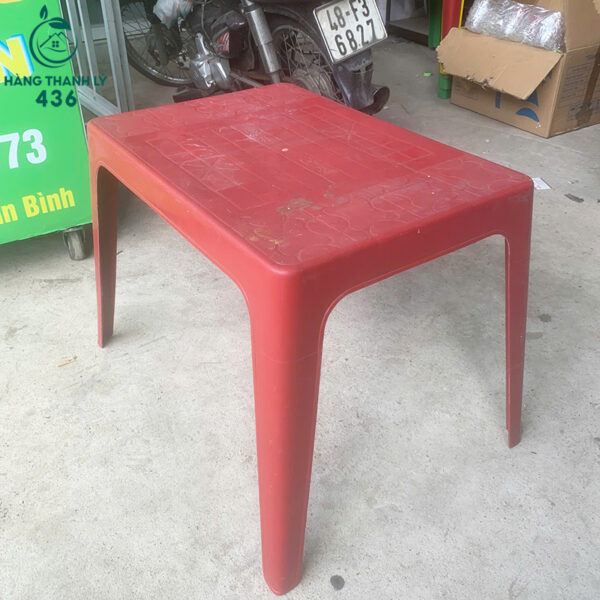 ban-nhua-cu-mau-do (1) ban nhua cu mau do 1