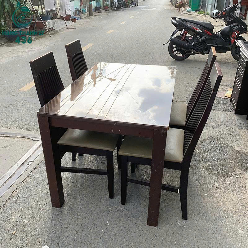 bo-ban-an-mat-kinh-cu-4-ghe-go-boc-da-1 Bộ Bàn Ăn Mặt Kính Cũ 4 Ghế Gỗ Bọc Da