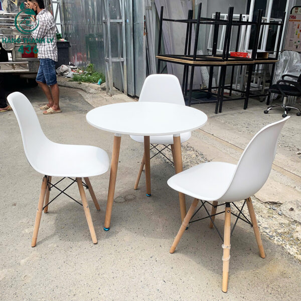 bo ban tron cu eames trang kem 3 ghe 4