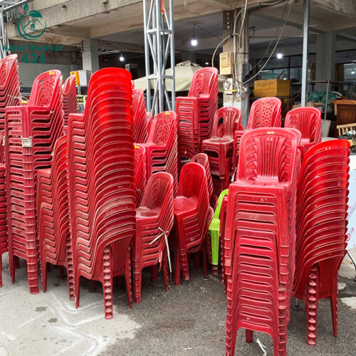 Ghế nhựa cũ màu đỏ hàng số lượng nhiều