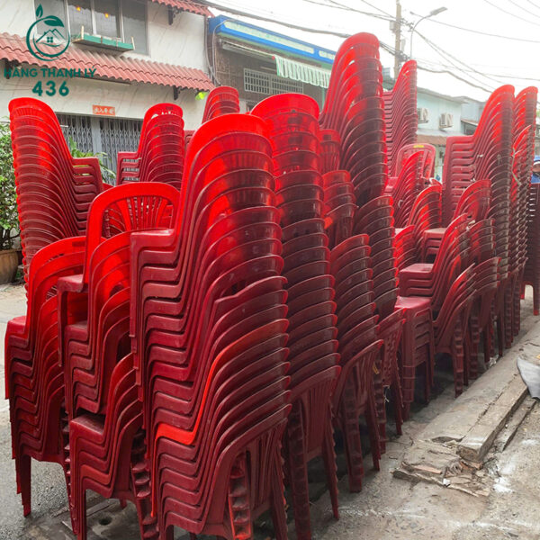 Ghế nhựa cũ màu đỏ hàng số lượng nhiều