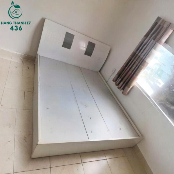 giuong ngu cu 1m6 mau trang khung go ben 2