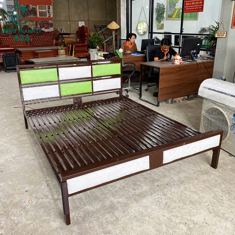 Giường Sắt Cũ 1M6X2M Màu Nâu Đầu Giường Bọc Đệm giuong-sat-cu-1m6x2m-mau-nau-dau-giuong-boc-dem-1-1 Giường Sắt Cũ 1M6X2M Màu Nâu Đầu Giường Bọc Đệm