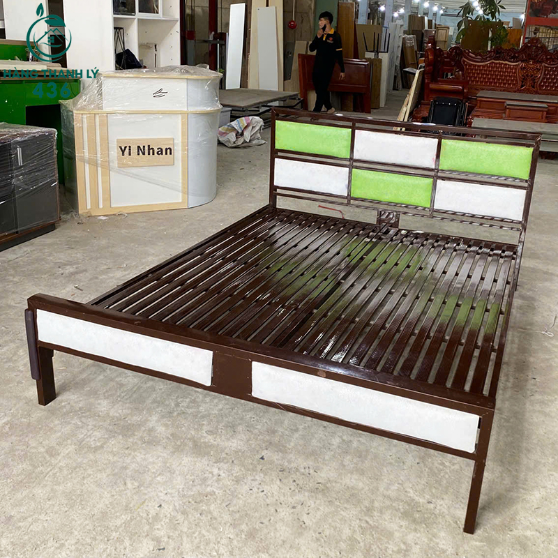 Giường Sắt Cũ 1M6X2M Màu Nâu Đầu Giường Bọc Đệm giuong-sat-cu-1m6x2m-mau-nau-dau-giuong-boc-dem-2-1 Giường Sắt Cũ 1M6X2M Màu Nâu Đầu Giường Bọc Đệm