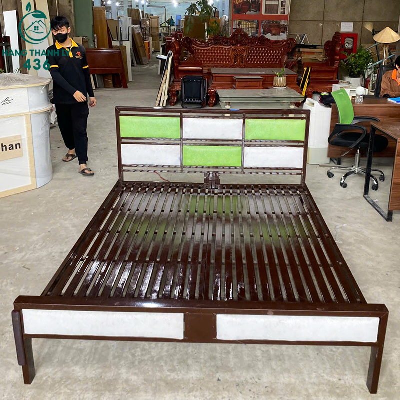 Giường Sắt Cũ 1M6X2M Màu Nâu Đầu Giường Bọc Đệm giuong-sat-cu-1m6x2m-mau-nau-dau-giuong-boc-dem-4 Giường Sắt Cũ 1M6X2M Màu Nâu Đầu Giường Bọc Đệm