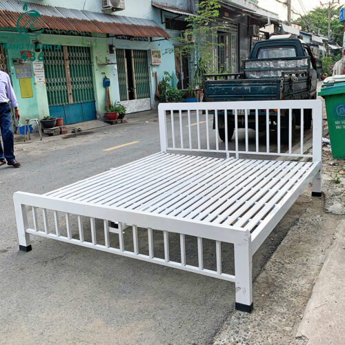 giuong sat cu 1m8x2m son tinh dien mau trang 1
