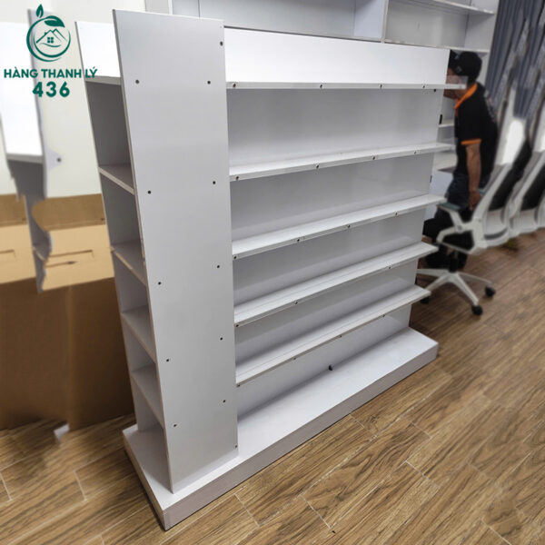 ke trung bay cu 1m5x30cmx1m5 mau trang nhieu ngan 2