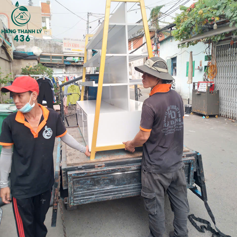 lo-ban-ghe-quan-an-cu-duoc-hang-thanh-ly-436-nhap-ve-kho-chuan-bi-cho-khach-hang-2 Hàng Thanh Lý 436 Khai Xuân – Nhộn Nhịp Xuất Nhập Kho Đầu Năm